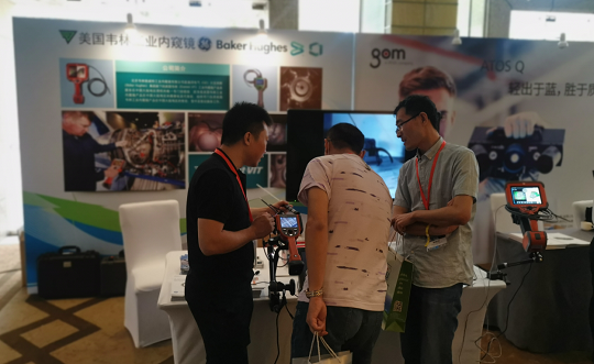 北京韋林意威特工業(yè)內(nèi)窺鏡有限公司的技術(shù)人員，正在為與會(huì)者介紹韋林工業(yè)內(nèi)窺鏡在汽車檢測(cè)方面的應(yīng)用